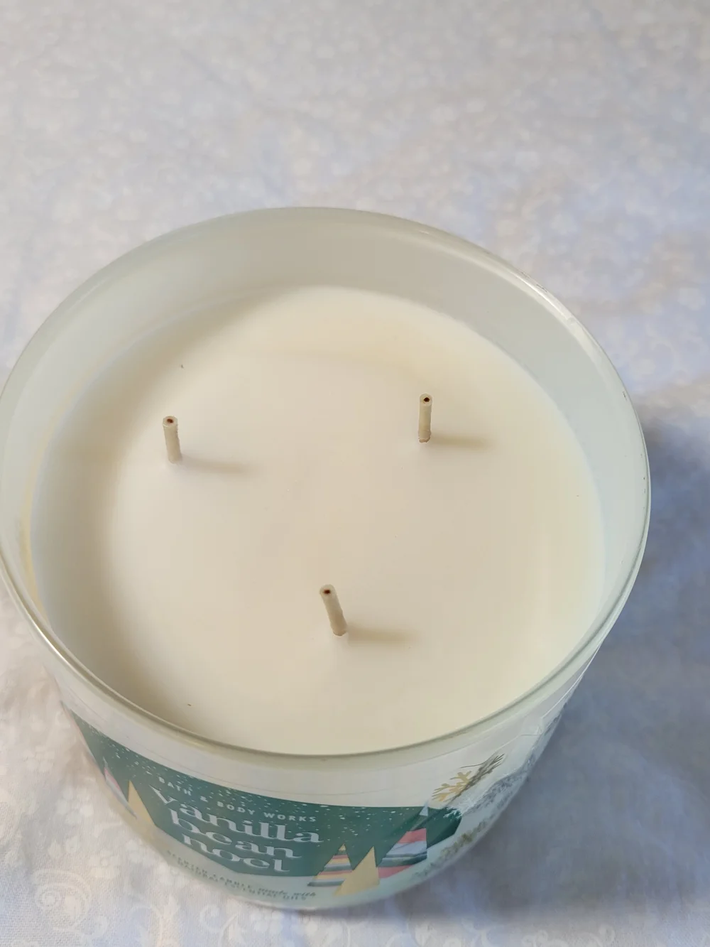 Bath & Body Works Vanilla Bean Noel Candle - Green & Gold - Picture 4 of 4